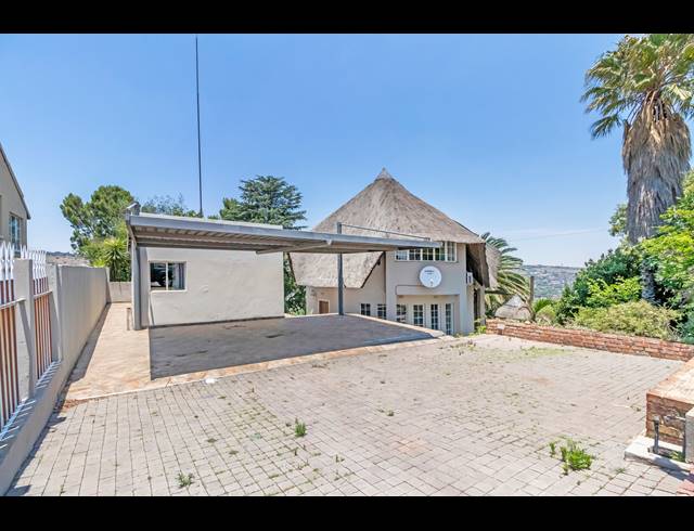 3 BEDROOM FREEHOLD RENTED IN HELDERKRUIN